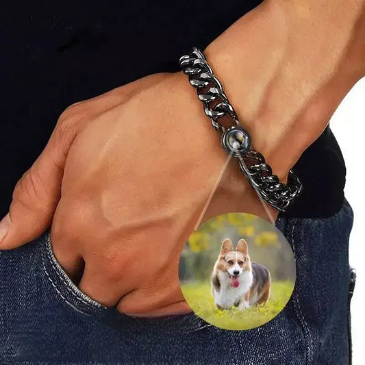 Personne portant un bracelet en acier titane avec un motif de chien pour les moments spéciaux