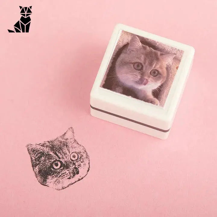 Pawprints™ : Your Animal as an Art Stamp - Chat regardant une petite photo carrée